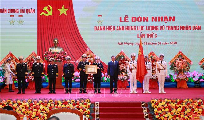 Tổng Bí thư Tô Lâm, Bí thư Quân ủy Trung trao Danh hiệu Anh hùng LLVTND cho Quân chủng Hải quân. Ảnh: Trọng Đức - TTXVN
