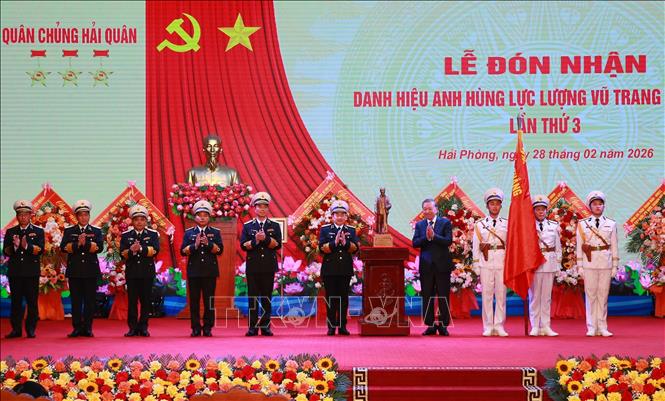 Tổng Bí thư Tô Lâm, Bí thư Quân ủy Trung ương tặng bức tượng Bác Hồ cho Quân chủng Hải quân. Ảnh: Trọng Đức - TTXVN