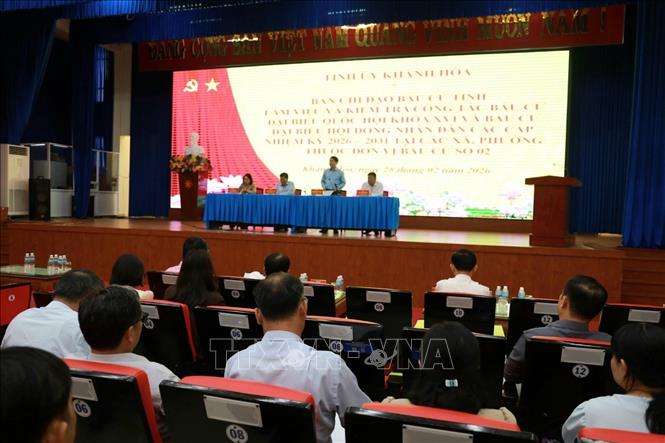 Ban Chỉ đạo Bầu cử tỉnh Khánh Hòa làm việc với các xã, phường thuộc đơn vị bầu cử số 2. Ảnh: Xuân Triệu - TTXVN