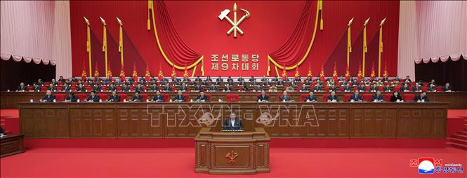 Theo hãng thông tấn Trung ương Triều Tiên (KCNA), sau 7 ngày làm việc, ngày 25/2/2026, Đại hội lần thứ IX của Đảng Lao động Triều Tiên (WPK) đã chính thức bế mạc. Đại hội đã đề ra các nhiệm vụ và mục tiêu rõ ràng trong các lĩnh vực chính trị, kinh tế, quân sự, văn hóa cũng như các lĩnh vực khác, đồng thời chỉ rõ các biện pháp thực hiện. Ảnh: KCNA/TTXVN