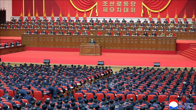 Theo hãng thông tấn Trung ương Triều Tiên (KCNA), sau 7 ngày làm việc, ngày 25/2/2026, Đại hội lần thứ IX của Đảng Lao động Triều Tiên (WPK) đã chính thức bế mạc. Đại hội đã đề ra các nhiệm vụ và mục tiêu rõ ràng trong các lĩnh vực chính trị, kinh tế, quân sự, văn hóa cũng như các lĩnh vực khác, đồng thời chỉ rõ các biện pháp thực hiện. Ảnh: THX/TTXVN