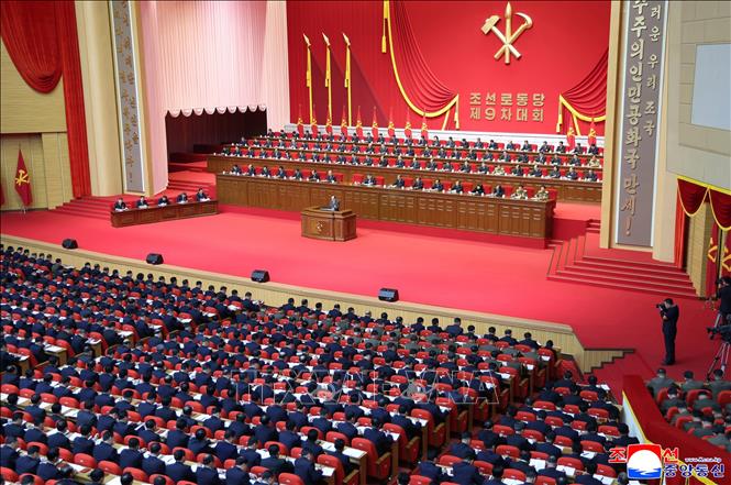 Theo hãng thông tấn Trung ương Triều Tiên (KCNA), sau 7 ngày làm việc, ngày 25/2/2026, Đại hội lần thứ IX của Đảng Lao động Triều Tiên (WPK) đã chính thức bế mạc. Đại hội đã đề ra các nhiệm vụ và mục tiêu rõ ràng trong các lĩnh vực chính trị, kinh tế, quân sự, văn hóa cũng như các lĩnh vực khác, đồng thời chỉ rõ các biện pháp thực hiện. Ảnh: YONHAP/TTXVN