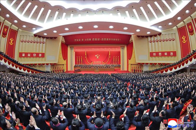 Theo hãng thông tấn Trung ương Triều Tiên (KCNA), sau 7 ngày làm việc, ngày 25/2/2026, Đại hội lần thứ IX của Đảng Lao động Triều Tiên (WPK) đã chính thức bế mạc. Đại hội đã đề ra các nhiệm vụ và mục tiêu rõ ràng trong các lĩnh vực chính trị, kinh tế, quân sự, văn hóa cũng như các lĩnh vực khác, đồng thời chỉ rõ các biện pháp thực hiện. Ảnh: Yonhap/TTXVN