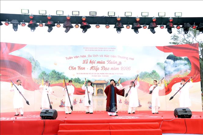 Biểu diễn nghệ thuật tại lễ khai mạc Tuần Văn hóa, Du lịch và Xúc tiến Thương mại. Ảnh: Mạnh Tú - TTXVN