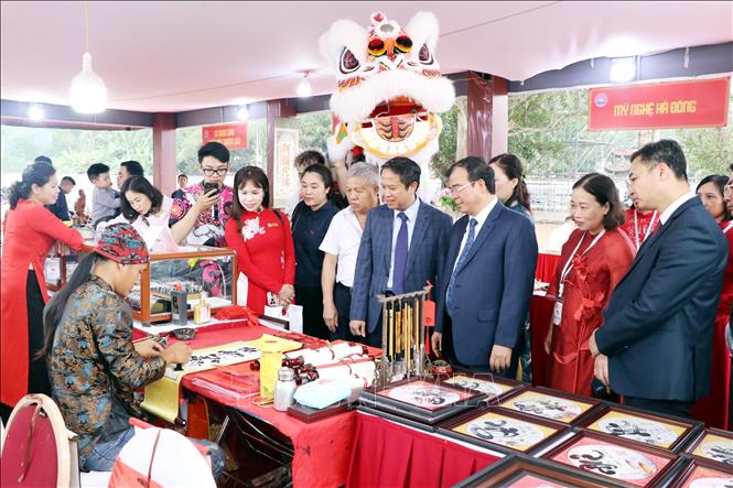 Đại biểu và nhân dân tham quan các gian trưng bày sản phẩm OCOP tại Tuần Văn hóa, Du lịch và Xúc tiến Thương mại. Ảnh: Mạnh Tú - TTXVN