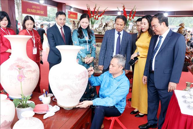 Đại biểu và nhân dân tham quan các gian trưng bày sản phẩm OCOP tại Tuần Văn hóa, Du lịch và Xúc tiến Thương mại. Ảnh: Mạnh Tú - TTXVN