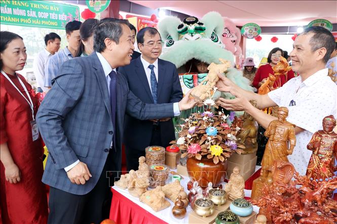 Đại biểu và nhân dân tham quan các gian trưng bày sản phẩm OCOP tại Tuần Văn hóa, Du lịch và Xúc tiến Thương mại. Ảnh: Mạnh Tú - TTXVN