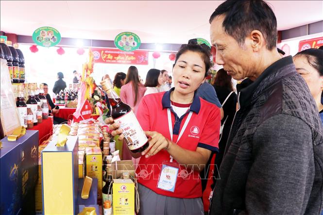 Đại biểu và nhân dân tham quan các gian trưng bày sản phẩm OCOP tại Tuần Văn hóa, Du lịch và Xúc tiến Thương mại. Ảnh: Mạnh Tú - TTXVN