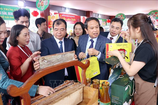 Các đại biểu và nhân dân tham quan các gian trưng bày sản phẩm OCOP tại Tuần Văn hóa, Du lịch và Xúc tiến Thương mại. Ảnh: Mạnh Tú - TTXVN