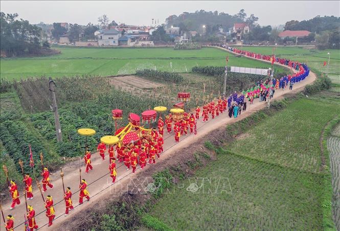 Nghi thức rước kiệu Đức Hoàng đế Lý Nam Đế. Ảnh: Thu Hằng-TTXVN 