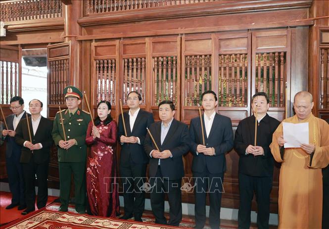 Phó Thủ tướng Nguyễn Chí Dũng và các đại biểu dâng hương Đức Hoàng Đế Lý Nam Đế. Ảnh: Thu Hằng-TTXVN  