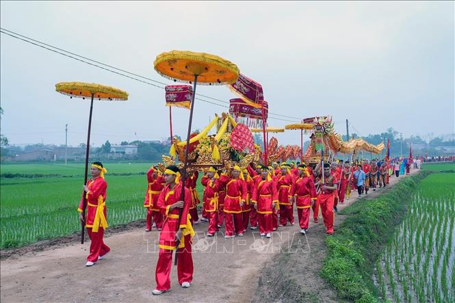 Nghi thức rước kiệu Đức Hoàng Đế Lý Nam Đế. Ảnh: Thu Hằng - TTXVN 