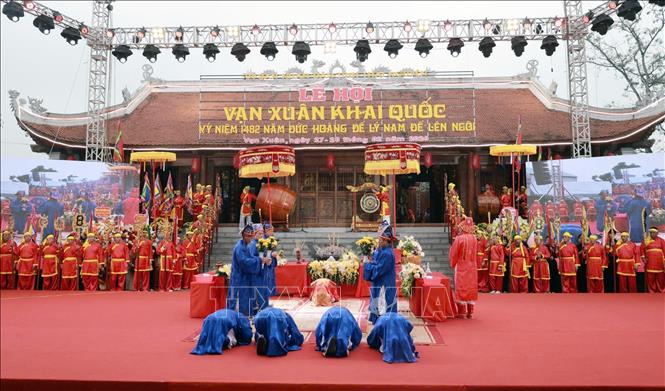 Nghi thức dâng và tế lễ Đức Hoàng Đế Lý Nam Đế. Ảnh: Thu Hằng - TTXVN 