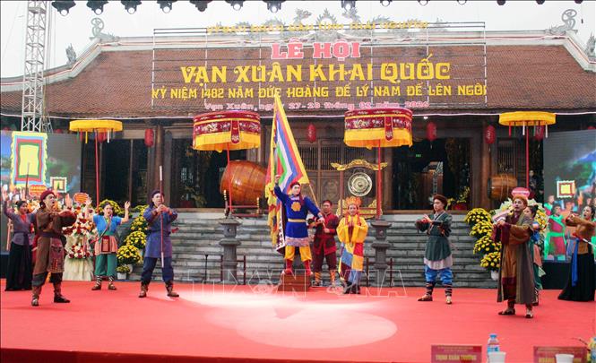 Trình diễn vở chèo “Nam Việt đế - Vạn mùa xuân” tại lễ hội. Ảnh: Thu Hằng - TTXVN 