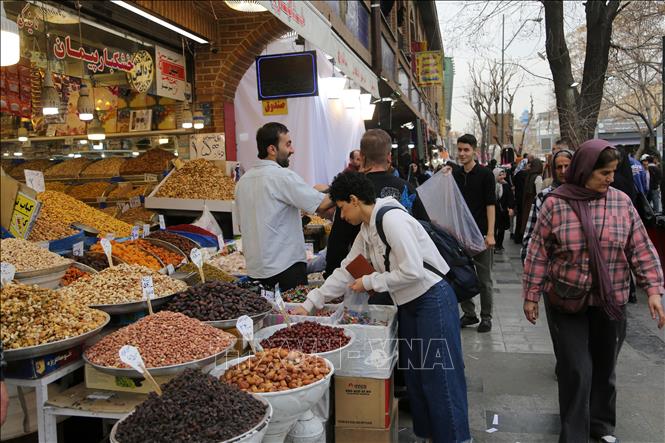Người dân tại Chợ Lớn ở thủ đô Tehran, Iran ngày 24/2/2026.  Ảnh: THX/TTXVN