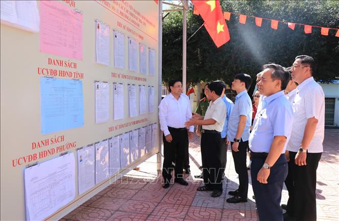 Đoàn công tác kiểm tra bầu cử do Phó Bí thư Tỉnh ủy, Chủ tịch HĐND tỉnh Lâm Đông làm trưởng đoàn kiểm tra khu vực niêm yết danh sách cử tri và đại biểu Quốc hội, HĐND các cấp của phường Cam Ranh. Ảnh: Phan Sáu - TTXVN 