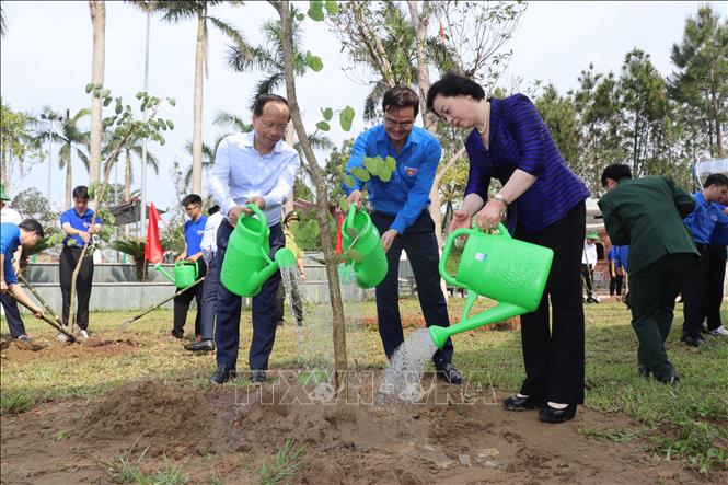 Phó Thủ tướng Phạm Thị Thanh Trà tham gia trồng cây tại Khu tưởng niệm anh hùng Lý Tự Trọng. Ảnh: Hoàng Ngà - TTXVN