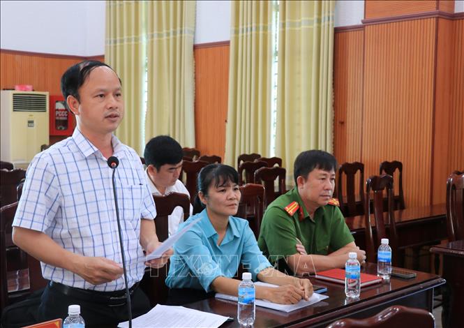 Đại diện 1 trong 18 phường thuộc đơn vị bầu cử số 3, tỉnh Khánh Hòa phát biểu tại buổi kiểm tra. Ảnh: Phan Sáu - TTXVN 