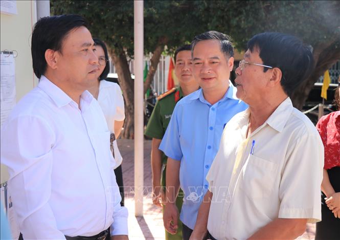 Phó Bí thư Tỉnh ủy, Chủ tịch HĐND tỉnh Lâm Đông (bìa trái) kiểm tra công tác tổ chức, trang trí, tuyên truyền bầu cử ở tổ dân phố Lộc An, phường Cam Ranh. Ảnh: Phan Sáu - TTXVN 
