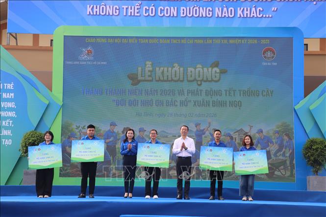 Ban Bí thư Trung ương Đoàn trao tặng biểu trưng các mô hình sinh kế cho đoàn viên thanh niên. Ảnh: Hoàng Ngà - TTXVN