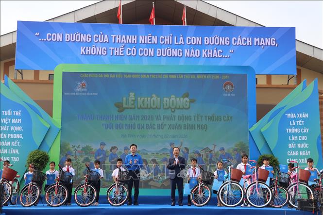 Trao quà cho chọ sinh có hoàn cảnh khó khăn trên địa bàn. Ảnh: Hoàng Ngà - TTXVN