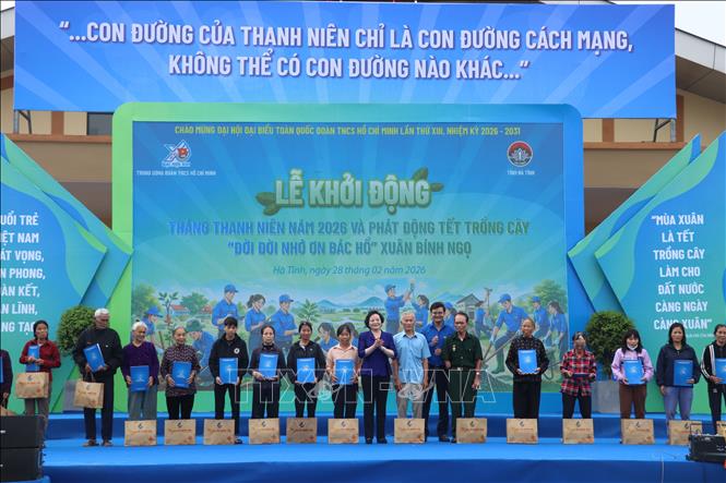 Phó Thủ tướng Phạm Thị Thanh Trà trao 30 suất quà cho gia đình chính sách. Ảnh: Hoàng Ngà - TTXVN