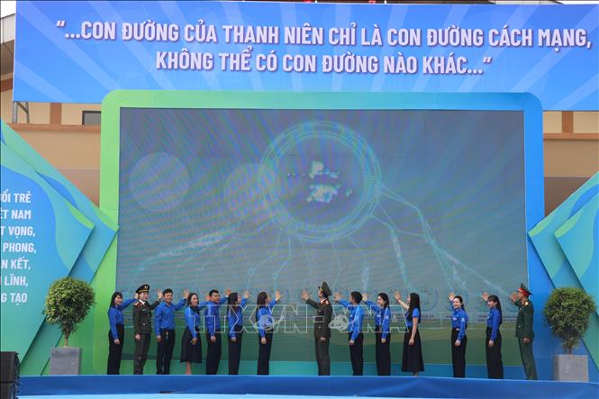 Nghi thức công bố kết nghĩa 7 xã biên giới với các đơn vị. Ảnh: Hoàng Ngà - TTXVN