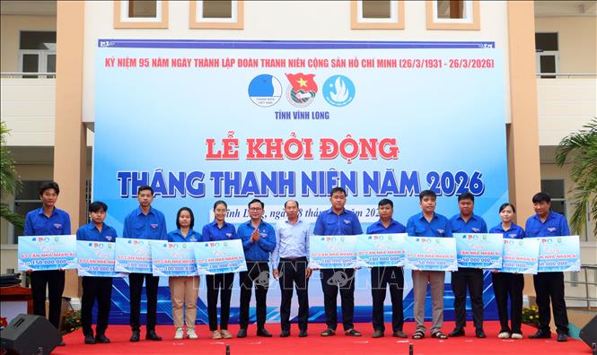 Trao bảng tượng trưng kinh phí xây dựng nhà nhân ái cho đại diện các xã, phường. Ảnh: Lê Thúy Hằng – TTXVN 