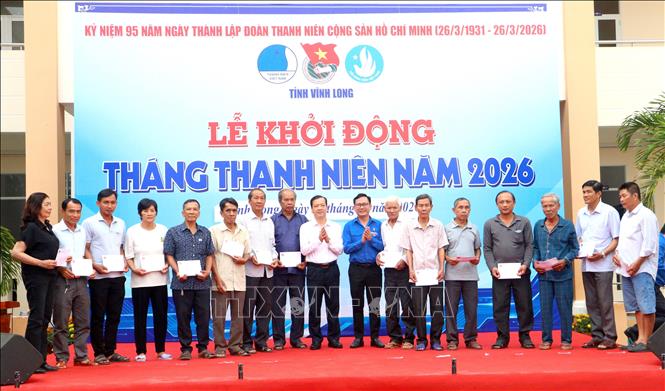 Trao quà cho các gia đình chính sách tại xã Trà Côn, tỉnh Vĩnh Long. Ảnh: Lê Thúy Hằng – TTXVN