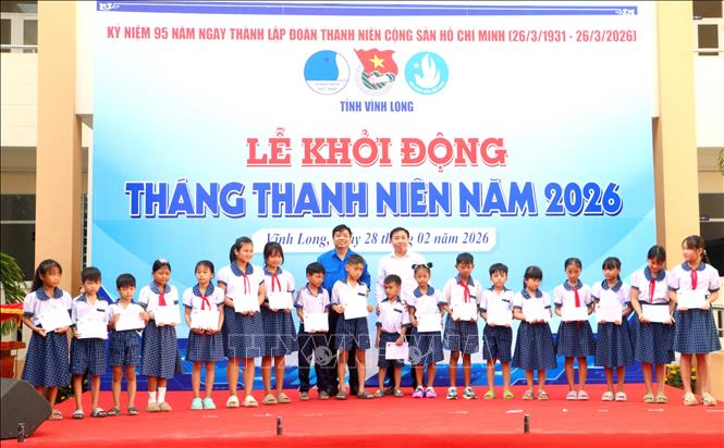 Trao học bổng cho các học sinh vượt khó học giỏi tỉnh Vĩnh Long. Ảnh: Lê Thúy Hằng – TTXVN