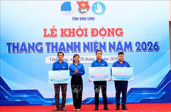 Trao bảng tượng trưng kinh phí xây dựng các công trình thanh niên. Ảnh: Lê Thúy Hằng – TTXVN 