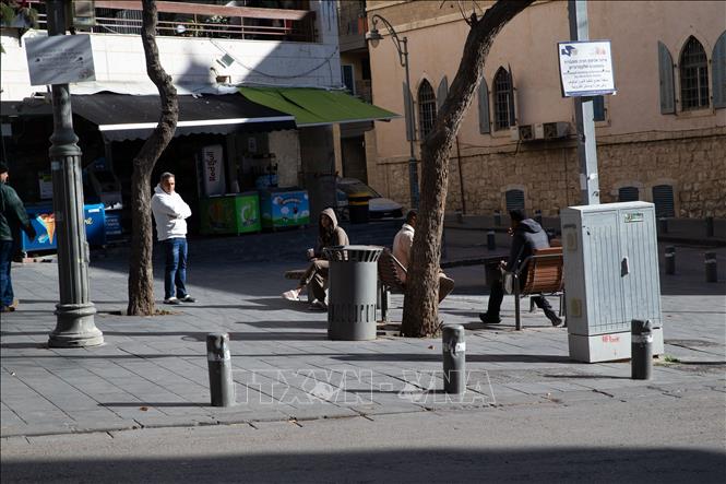 Người dân Israel tập trung gần khu vực phòng vệ dân sự, đề phòng khả năng Iran không kích trả đũa sau khi Israel tấn công phủ đầu Tehran, ngày  28/2/2026. Ảnh: THX/TTXVN