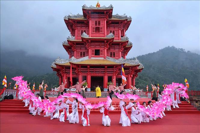 Tiết mục văn nghệ khai hội. Ảnh: Danh Lam -TTXVN 