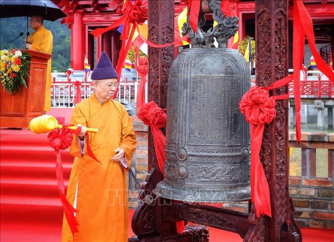 Hòa thượng Thích Thanh Quyết, Phó Chủ tịch Hội đồng Trị sự Trung ương Giáo hội Phật giáo Việt Nam, trụ trì Chùa Tây Yên Tử, thỉnh chuông khai hội. Ảnh: Danh Lam -TTXVN 