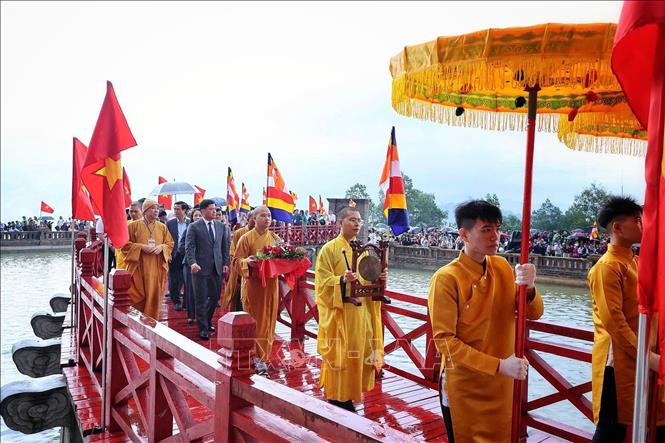 Thực hiện các nghi thức trong ngày khai hội. Ảnh: Danh Lam -TTXVN 