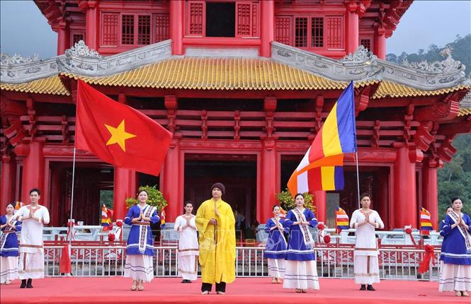 Tiết mục văn nghệ khai hội. Ảnh: Danh Lam -TTXVN 