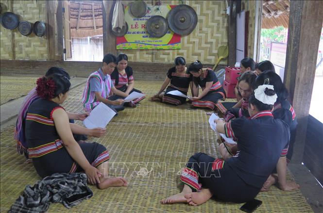 Cán bộ xã Dục Nông, tỉnh Quảng Ngãi lồng ghép tuyên truyền bầu cử cùng các buổi họp thôn. Ảnh: Dư Toán - TTXVN