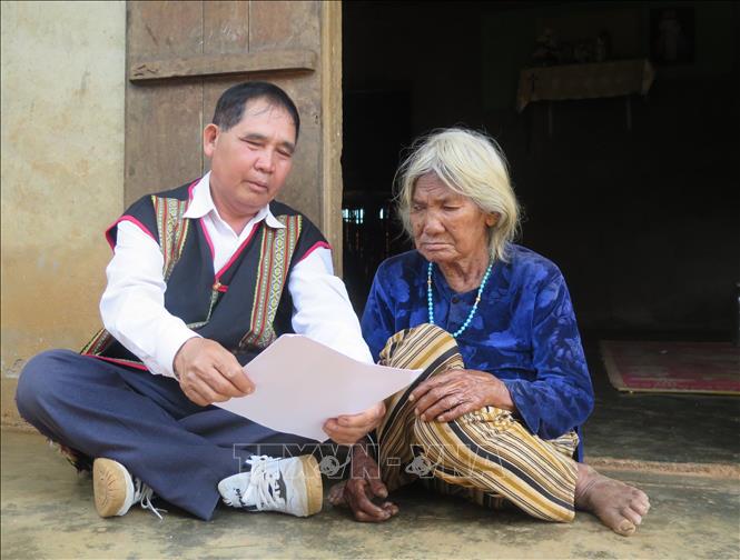 Đối với những cử tri lớn tuổi, cán bộ xã Ngọk Réo, tỉnh Quảng Ngãi đến tận nhà để tuyên truyền bầu cử. Ảnh: Dư Toán - TTXVN