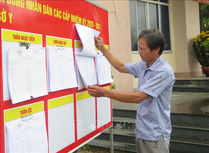 Danh sách cử tri và đại biểu ứng cử được niêm yết công khai tại trụ sở các xã các thôn để người dân theo dõi. Ảnh: Dư Toán - TTXVN