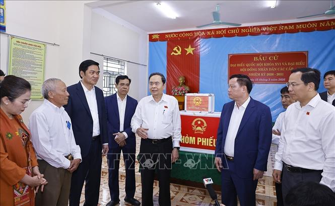 NA Chairman Tran Thanh Man inspects election preparations in a polling station in Hung Nguyen commune. VNA Photo: Doãn Tấn