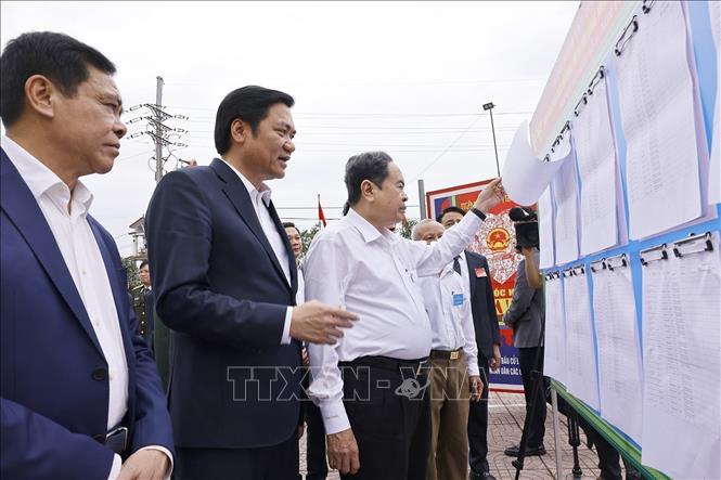 NA Chairman Tran Thanh Man inspects election preparations in a polling station in Hung Nguyen commune. VNA Photo: Doãn Tấn
