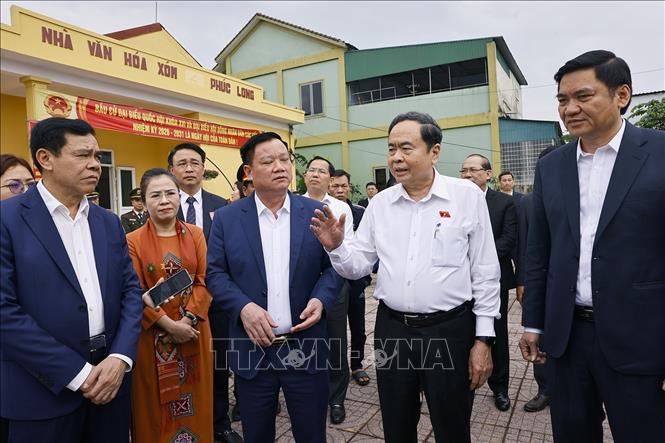 NA Chairman Tran Thanh Man inspects election preparations in a polling station in Hung Nguyen commune. VNA Photo: Doãn Tấn