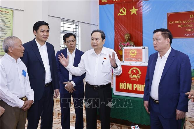 NA Chairman Tran Thanh Man inspects election preparations in a polling station in Hung Nguyen commune. VNA Photo: Doãn Tấn