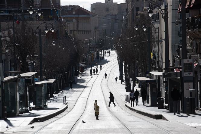 Người dân Israel di chuyển trên đường phố ở Jerusalem ngày 28/2/2026. Ảnh: THX/TTXVN