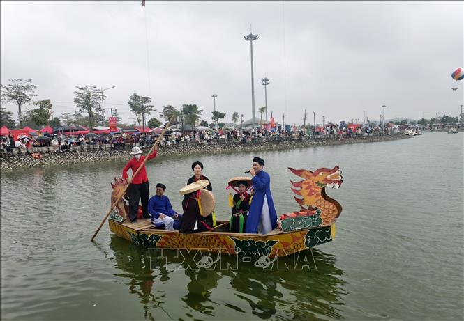 Chương trình hát Dân ca Quan họ trên thuyền là điểm nhấn của lễ hội. Ảnh: Thanh Thương - TTXVN