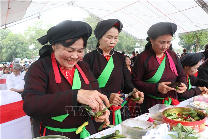 Liền chị Quan họ têm trầu cánh phượng. Ảnh: Thanh Thương - TTXVN