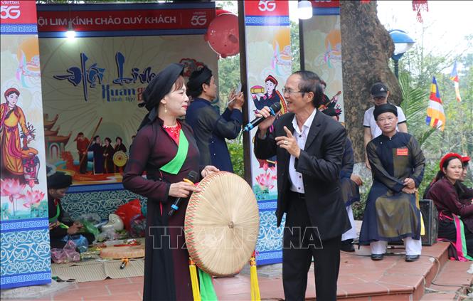 Du khách giao lưu tại Hội Lim. Ảnh: Thanh Thương - TTXVN