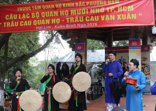 Câu lạc bộ Quan họ Mười nhớ Thành phố Hồ Chí Minh biểu diễn tại Hội Lim. Ảnh: Thanh Thương - TTXVN