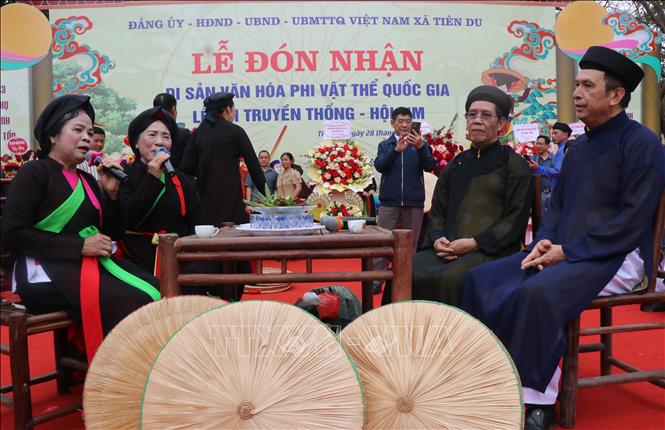 Hát đối tại Trung tâm lễ hội. Ảnh: Thanh Thương - TTXVN