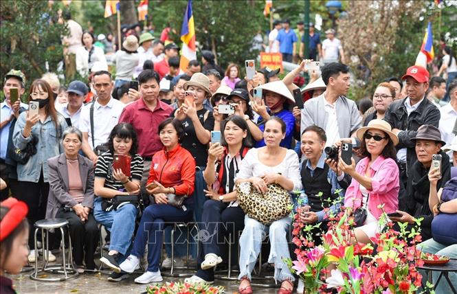 Đông đảo du khách đến Hội Lim nghe Quan họ. Ảnh: Thanh Thương - TTXVN
